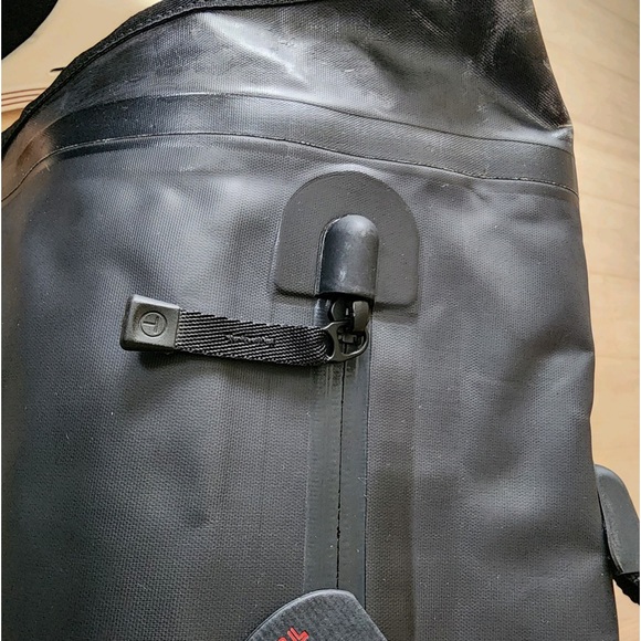 TUMI - Rare Hydro Sports Waterproof Large Messenger Shoulder Bag Black/Grey-Men - Picture 8 of 12